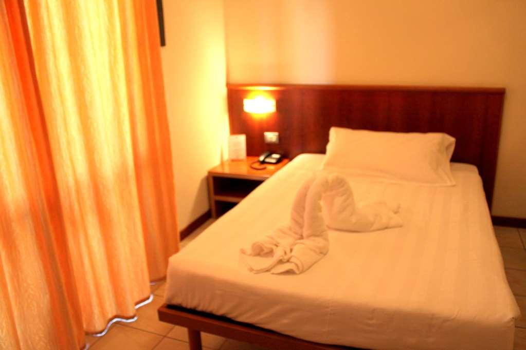 Leonardo Hotel Parma Bilik gambar